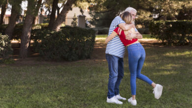 Pai e filha juntos no parque