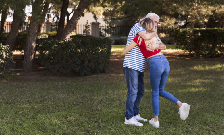 Pai e filha juntos no parque